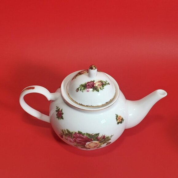 Royal Albert Small Teapot with 2 Cups & Saucers Gift Set – 2006 - Picture 5 of 15